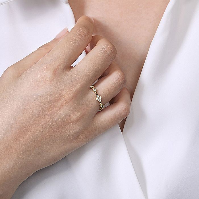 Gabriel & Co Yellow Gold Bezel Set Diamond Quatrefoil Station Ring - Image 5